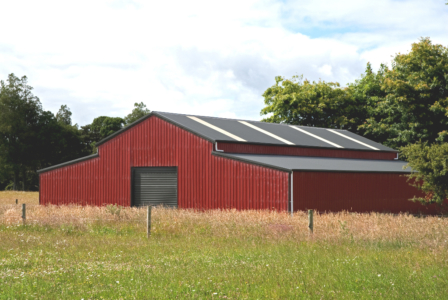 Image of steel farm building with lean to's on both sidewalls