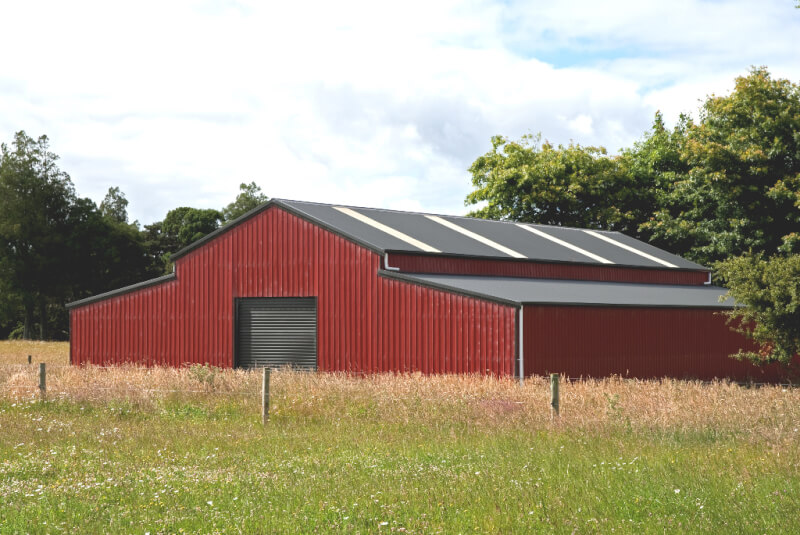 Image of steel farm building with lean to's on both sidewalls